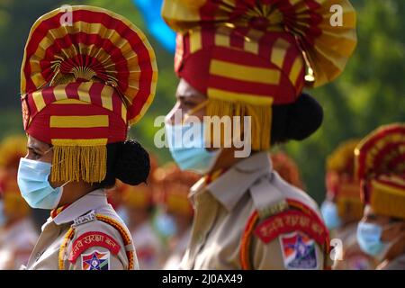 Mitarbeiter der indischen Eisenbahnschutztruppe (RPF), die Gesichtsmasken tragen, marschieren am 15. August 2021 während einer Parade zum Unabhängigkeitstag in Ajmer, Rajasthan, Indien. Foto von ABACAPRESS.COM Stockfoto