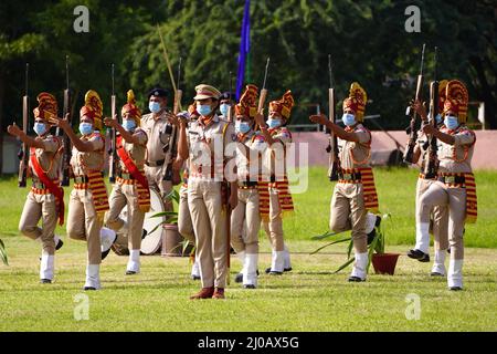 Mitarbeiter der indischen Eisenbahnschutztruppe (RPF), die Gesichtsmasken tragen, marschieren am 15. August 2021 während einer Parade zum Unabhängigkeitstag in Ajmer, Rajasthan, Indien. Foto von ABACAPRESS.COM Stockfoto