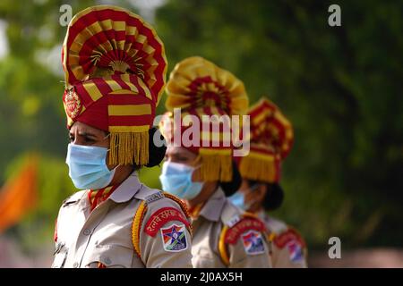 Mitarbeiter der indischen Eisenbahnschutztruppe (RPF), die Gesichtsmasken tragen, marschieren am 15. August 2021 während einer Parade zum Unabhängigkeitstag in Ajmer, Rajasthan, Indien. Foto von ABACAPRESS.COM Stockfoto