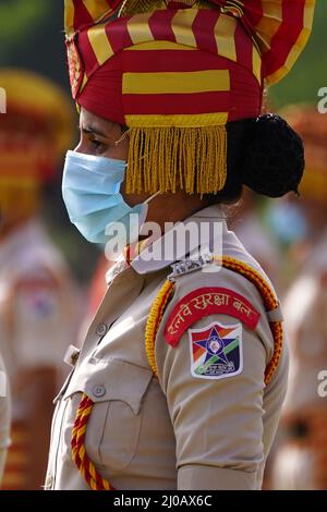 Mitarbeiter der indischen Eisenbahnschutztruppe (RPF), die Gesichtsmasken tragen, marschieren am 15. August 2021 während einer Parade zum Unabhängigkeitstag in Ajmer, Rajasthan, Indien. Foto von ABACAPRESS.COM Stockfoto