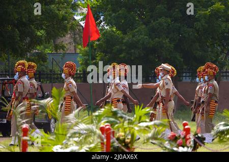 Mitarbeiter der indischen Eisenbahnschutztruppe (RPF), die Gesichtsmasken tragen, marschieren am 15. August 2021 während einer Parade zum Unabhängigkeitstag in Ajmer, Rajasthan, Indien. Foto von ABACAPRESS.COM Stockfoto