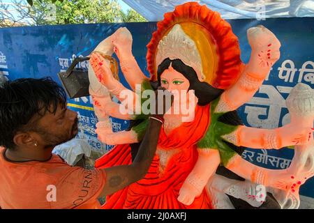 Ein Handwerker, der einem Idol der Göttin Durga letzten Touch gibt, vor dem Durga Puja Festival in Pushkar, Rajasthan, Indien am 05. Oktober 2021. Foto von ABACAPRESS.COM Stockfoto