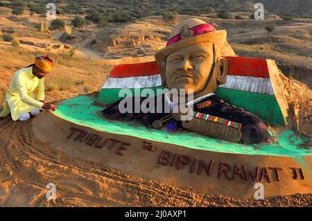 Der indische Sandkünstler Ajay Rawat kreiert Sandkunst, um CDs Gen Bipin Rawat zu ehren, der gestern bei einem IAF-Hubschrauberabsturz MI-17V5 in Tamil Nadu am 09. Dezember 2021 in Pushkar, Rajasthan, Indien, starb. Foto von ABACAPRESS.COM Stockfoto