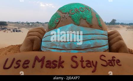 Der indische Sandkünstler Ajay Rawat kreiert am 26. Dezember 2021 in der Wüste von Pushkar, Rajasthan, Indien, Sandkunst für die Aufmerksamkeit auf das Coronavirus. Foto von ABACAPRESS.COM Stockfoto