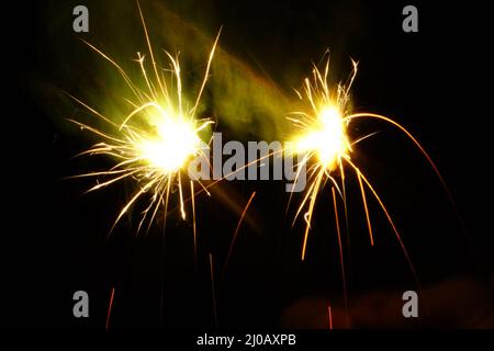 Indische Menschen Hellen Sie Feuerwerkskörper an, während sie am 5. November 2021 das hinduistische Festival Diwali oder das Festival of Lights in Ajmer, Rajasthan, Indien, feiern. Foto von ABACAPRESS.COM Stockfoto