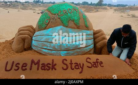 Der indische Sandkünstler Ajay Rawat kreiert am 26. Dezember 2021 in der Wüste von Pushkar, Rajasthan, Indien, Sandkunst für die Aufmerksamkeit auf das Coronavirus. Foto von ABACAPRESS.COM Stockfoto