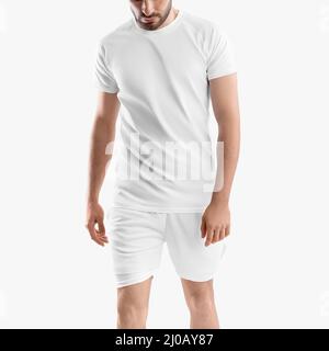 Modell aus weißen lockeren Shorts mit Kompressionsfutter, T-Shirt auf Mann, für Design, Druck, Muster, Vorderansicht. Vorlage von Sport-Trainingsanzug mit Unterholz Stockfoto