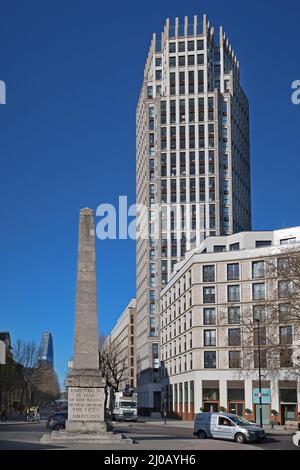 St Georges Circus, Blackfriars Road, London, Großbritannien. Angeblich die erste Verkehrsknotenstelle, die in London gebaut wurde,1771. Der ursprüngliche Obelisk wurde 1998 zurückgegeben Stockfoto