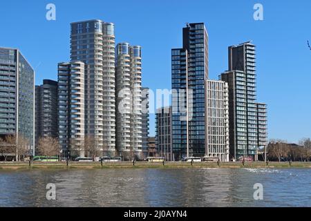 Neue Wohnblocks am Londoner Albert Embankment. Umfasst die Corniche von Foster + Partners (links) und Merano Residences von Richard Rogers (rechts). Stockfoto