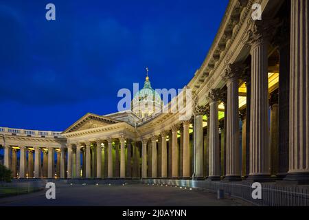 Kazan-Kathedrale in den Weißen Nächten in St. Petersburg. Nordfassade einer großen Kolonnade aus 96 Säulen mit Blick auf den Newski-Prospekt. Stockfoto