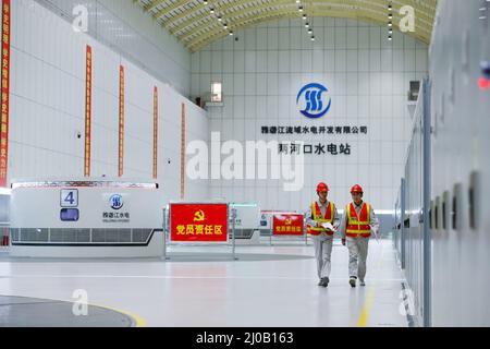 (220318) -- YAJIANG, 18. März 2022 (Xinhua) -- Wartungspersonal inspiziert Überwachungsanlagen des Lianghekou-Wasserkraftwerks am Yalong-Fluss in der tibetischen Autonomen Präfektur Garze, südwestlich der chinesischen Provinz Sichuan, 17. März 2022. Mit der offiziellen Inbetriebnahme des letzten 500.000-kW-Stromerzeugungsaggregats ist das auf einer durchschnittlichen Höhe von 3.000 Metern errichtete Wasserkraftwerk Lianghekou, das höchste seiner Art in China, am Freitag in Betrieb gegangen. Mit einer geplanten installierten Gesamtleistung von 3 Millionen kW und einer genehmigten Investition von 66,5 Milliarden Yuan (etwa 10,5 Milliarden Yuan) Stockfoto