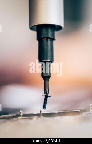 Nahaufnahme Makro Detailansicht von Schraubendreher und Schraube im elektronischen Service. Wartungstechniker Stockfoto