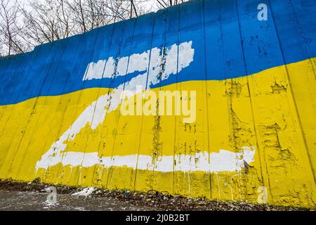 Teplice, Tschechische Republik. 17. März 2022. Der weiße Großbuchstabe Z, der an der Wand, die die Strecke durch die Stadt Teplice, Tschechische Republik, auslaminierte, in den Farben der ukrainischen Flagge gemalt wurde, abgebildet am 17. März 2022. In Russland wird beispielsweise der Buchstabe Z auf Autos, Häuser oder Kleidung gesetzt. Sie drücken ihre Unterstützung für die russischen Streitkräfte in der Ukraine aus. Quelle: Ondrej Hajek/CTK Photo/Alamy Live News Stockfoto
