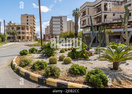 Der Bezirk Varosha (Kapalı Maraş) in Famagusta (Zypern) war zwischen 1970 und 1974 eines der beliebtesten Reiseziele der Welt. Die griechisch-zyprischen Einwohner flohen 1974 während der türkischen Invasion auf Zypern, als die Stadt Famagusta unter türkische Kontrolle kam. Seither ist sie verlassen und die Gebäude sind verfallen. Eine Handvoll Straßen im Resort wurden umgebaut, um die Erkundung zu erleichtern. Es ist sogar möglich, ein Fahrrad zu mieten, sobald Sie den Militärkontrollpunkt passieren – obwohl es nur ein paar Straßen offen gibt und die Gegend klein genug ist, um zu Fuß zu gehen Stockfoto