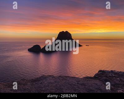 Es Vedra mit Sonnenuntergang über dem Meer Stockfoto