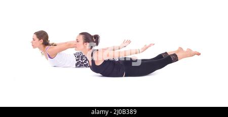 Yoga-Übungen in der Gruppe / Locust Pose - Salabhasana Stockfoto