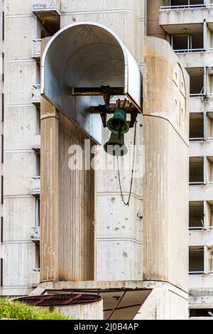 Der Bezirk Varosha (Kapalı Maraş) in Famagusta (Zypern) war zwischen 1970 und 1974 eines der beliebtesten Touristenziele der Welt. Seine griechisch-zyprischen Einwohner flohen während der türkischen Invasion Zyperns im Jahr 1974, als die Stadt Famagusta unter türkische Kontrolle kam. Seitdem ist es verlassen geblieben und die Gebäude sind verfault. Stockfoto