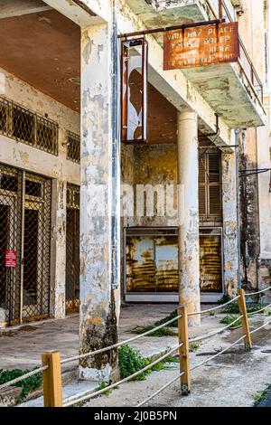Der Bezirk Varosha (Kapalı Maraş) in Famagusta (Zypern) war zwischen 1970 und 1974 eines der beliebtesten Touristenziele der Welt. Seine griechisch-zyprischen Einwohner flohen während der türkischen Invasion Zyperns im Jahr 1974, als die Stadt Famagusta unter türkische Kontrolle kam. Seitdem ist es verlassen geblieben und die Gebäude sind verfault. Stockfoto