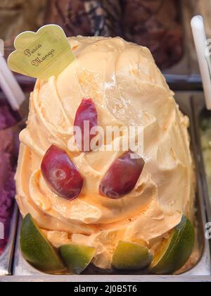 Vielzahl von leckeren Eis unter Einkaufen Fenster Stockfoto