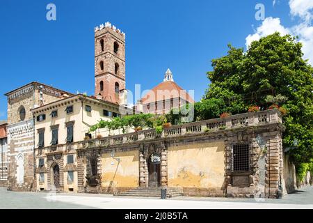 Piazza San Martino mit Campanila der Kirche San Giovanni e Reparata in Lucca Stockfoto
