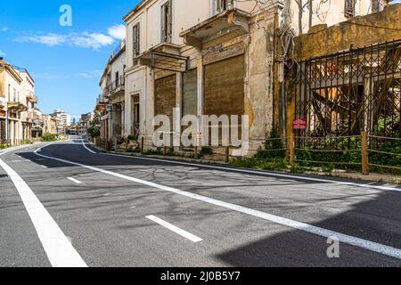 Der Bezirk Varosha (Kapalı Maraş) in Famagusta (Zypern) war zwischen 1970 und 1974 eines der beliebtesten Touristenziele der Welt. Seine griechisch-zyprischen Einwohner flohen während der türkischen Invasion Zyperns im Jahr 1974, als die Stadt Famagusta unter türkische Kontrolle kam. Seitdem ist es verlassen geblieben und die Gebäude sind verfault. Stockfoto