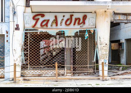 Der Bezirk Varosha (Kapalı Maraş) in Famagusta (Zypern) war zwischen 1970 und 1974 eines der beliebtesten Touristenziele der Welt. Seine griechisch-zyprischen Einwohner flohen während der türkischen Invasion Zyperns im Jahr 1974, als die Stadt Famagusta unter türkische Kontrolle kam. Seitdem ist es verlassen geblieben und die Gebäude sind verfault. Stockfoto