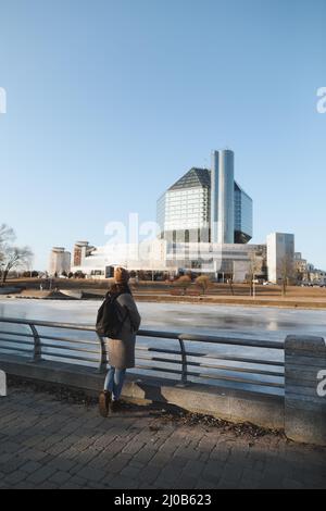 Eine Touristenfrau genießt den Blick auf das Stadtbild der Nationalbibliothek von Belarus in Minsk, im Frühling Stockfoto