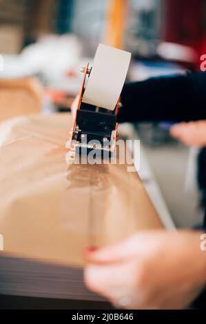 Frau, die in der Druckerei arbeitet. Druckwerkzeuge Stockfoto