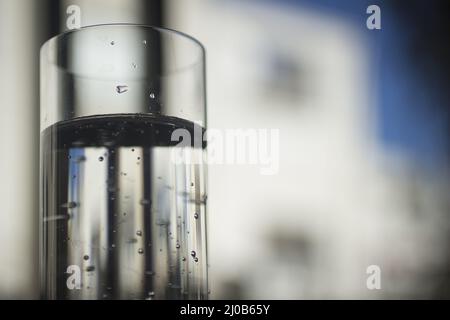 Ein Glas alkoholfreies Mineralwasser Stockfoto