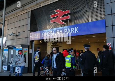 London (UK), 17.03.2022: Die Polizei-PCSOs der britischen Transportbehörde (BT) tragen Handschellen zum Zwecke der Festnahme. Solche Befugnisse wurden durch Transport p gegeben Stockfoto