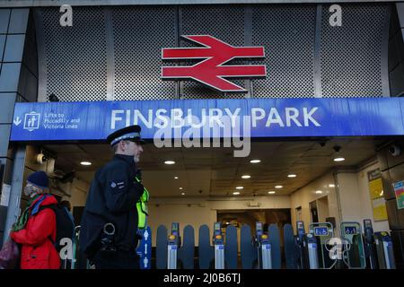 London (UK), 17.03.2022: Die Polizei-PCSOs der britischen Transportbehörde (BT) tragen Handschellen zum Zwecke der Festnahme. Solche Befugnisse wurden durch Transport p gegeben Stockfoto