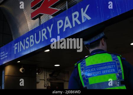 London (UK), 17.03.2022: Die Polizei-PCSOs der britischen Transportbehörde (BT) tragen Handschellen zum Zwecke der Festnahme. Solche Befugnisse wurden durch Transport p gegeben Stockfoto