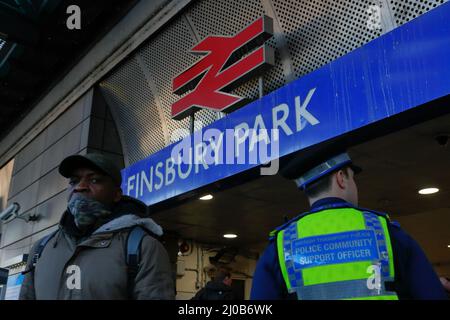 London (UK), 17.03.2022: Die Polizei-PCSOs der britischen Transportbehörde (BT) tragen Handschellen zum Zwecke der Festnahme. Solche Befugnisse wurden durch Transport p gegeben Stockfoto