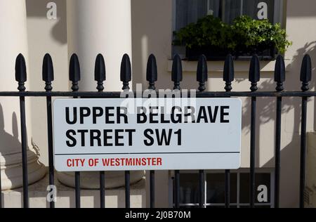 London, England, Großbritannien. Straßenschild: Upper Belgrave Street SW1 Stockfoto
