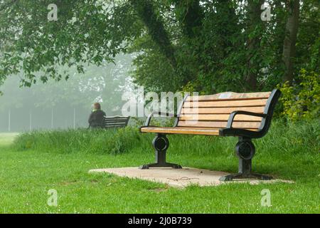 Nebliger Frühlingsmorgen im Buckingham Park in Shoreham-by-Sea, West Sussex, England. Stockfoto