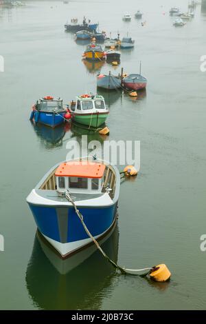 Die Boote liegen am Fluss Adur in Shoreham-by-Sea, West Sussex, England. Stockfoto