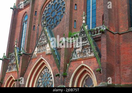 Neugotische katholische Kirche von Red Bricks gemacht. Fassadendetails der Katharinenkirche in Eindhoven, Niederlande Stockfoto
