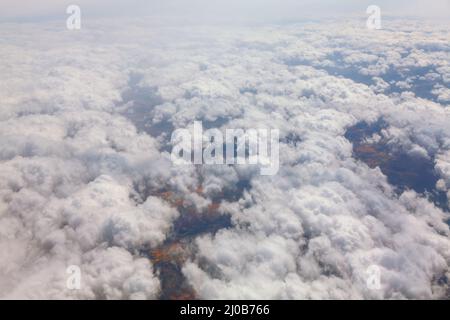 Fliegen über die weißen Wolken . Flug über der Wolkenlandschaft Stockfoto