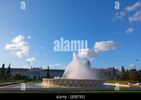 Jeronimos Kloster und Brunnen in Lissabon Portugal. Jardim da Praca do Imperio in Lissabon Stockfoto