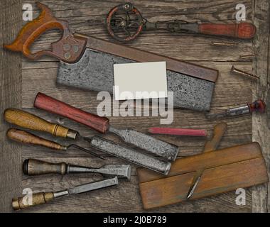 Holzbearbeitungswerkzeuge und Visitenkarte über der Bank Stockfoto