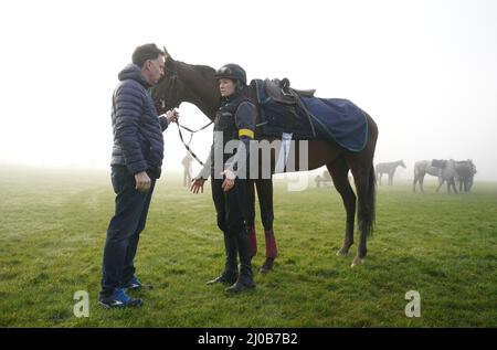 Jockey Rachael Blackmore und Ein Plus Tard mit Trainer Henry de Bromhead im Galopp am vierten Tag des Cheltenham Festivals auf der Cheltenham Rennbahn. Bilddatum: Freitag, 18. März 2022. Stockfoto