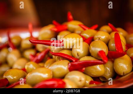 Nahaufnahme von gefüllten grünen Chillioliven auf dem französischen Markt in Bicester Stockfoto