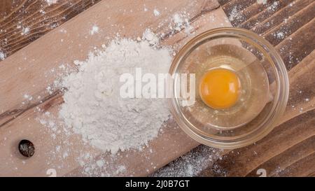 Teig Rezept Zutaten auf vintage ländlichen Holz Küchentisch. Biscuits Cake Stockfoto