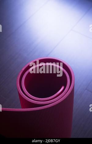 Rote Fitness-Yoga- und Pilates-Schaumstoffmatten Stockfoto