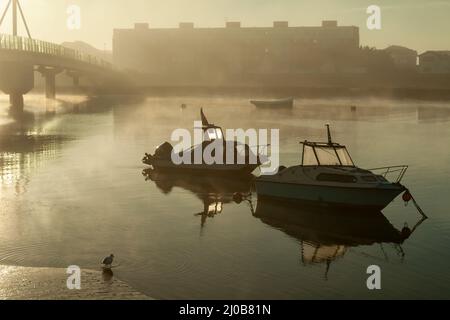 Nebliger Wintermorgen auf dem Fluss Adur in Shoreham-by-Sea, West Sussex, England. Stockfoto