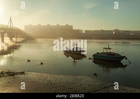 Boote auf dem Fluss Adur in Shoreham-by-Sea, West Sussex, England. Stockfoto