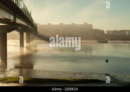 Nebliger Wintermorgen auf dem Fluss Adur in Shoreham-by-Sea, West Sussex, England. Stockfoto