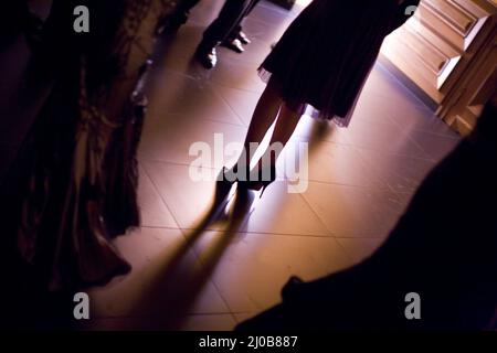 Füße der weiblichen Hochzeitsgäste in Schuhen mit hohem Absatz in der Party Stockfoto