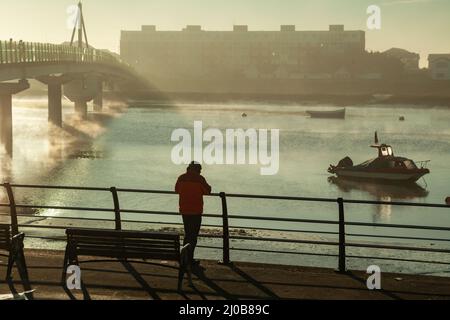 Nebliger Wintermorgen am Fluss Adur in Shoreham, West Sussex, England. Stockfoto