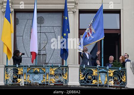 Prag, Tschechische Republik. 18. März 2022. Die Führung Prags, angeführt von Bürgermeister Zdenek Hrib, links, hisste am 18. März 2022 im Neuen Rathaus in Prag, Tschechische Republik, zusammen mit ukrainischen, tschechischen und europäischen, die Flagge Kiews. Die Stadt drückte daher ihre Unterstützung für die Kiew-Hauptstadt und die von Russland angegriffene Ukraine aus, als Russland am 24. Februar in die Ukraine einmarschierte. Quelle: Michal Kamaryt/CTK Photo/Alamy Live News Stockfoto